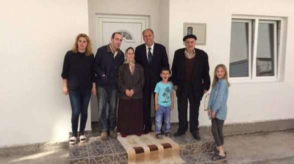 Une famille suisse fait don d’une maison à une famille kosovare de 7