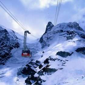 Zermatt diskuton tarifat për turistët ditorë