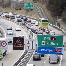 Fundi i pushimeve në shumë kantone, ende 3 kilometra bllokim trafiku përpara tunelit Gotthard