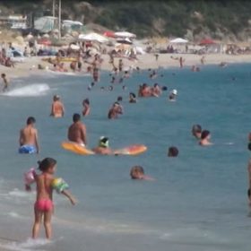 Durrësi i ‘pushtuar’ nga turistët