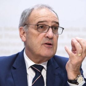 Ministri Federal Parmelin rrëzohet në zyrë dhe thyen krahun