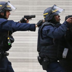 Policia franceze arreston të dyshuarin pas shpërthimit në sinagogë