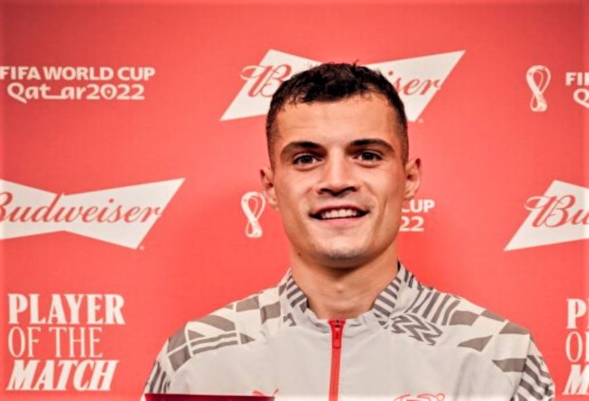 Xhaka rrethohet me futbollistët e Arsenalit, përshëndetje e ngrohtë mes tyre