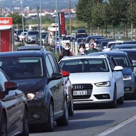 Rikthehen kolonat, pritje të gjata në vendkalimin kufitar në Merdar