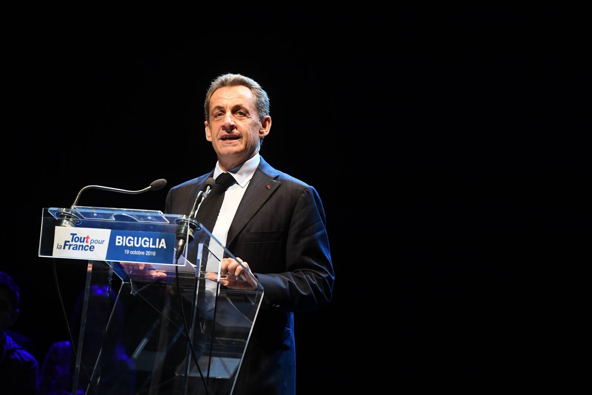 Nicolas Sarkozy i vendoset një byzylyk elektronik, i pari për një ish-president