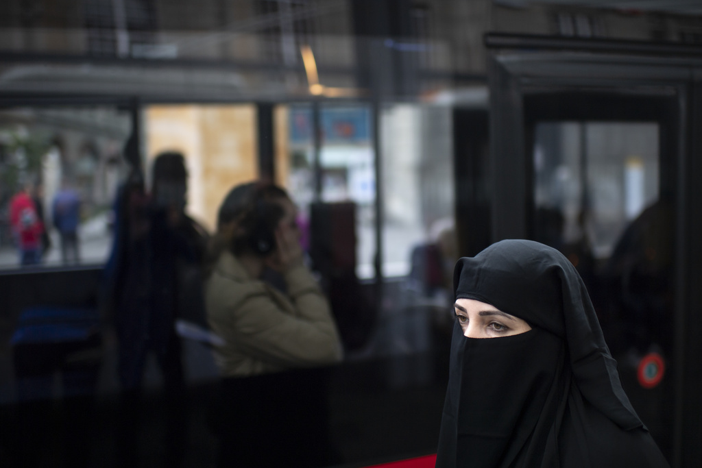 Si do të funksionojë Ligji “anti-burka” në Zvicër?