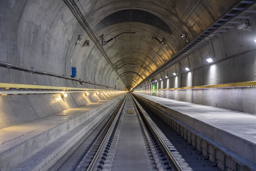 Zvicër: Pasagjerët mbetën të bllokuar në tunel për një orë e gjysmë