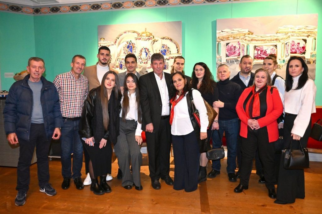 érite citoyen 2023 - M. Kadri Mustafa, lauréat avec sa famille et ses amis. Photo: Michel Perret