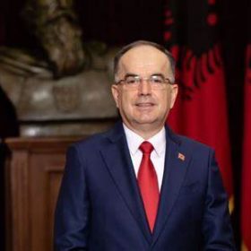 Presidenti i Shqipërisë apel ambasadorëve dhe konsujve: Qëndroni afër mërgimtarve kudo ku ata ndodhen