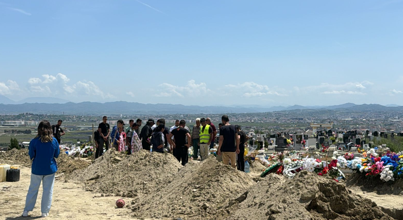 Tragjedia Në Shkodër Nëna Dhe Fëmijët Varrosen Ndaras Albinfo