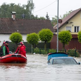 Evakuohen qindra banorë në Valais