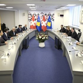 Kurti prezanton Kosovën si destinacion i përshtatshëm për kompanitë nga Zvicra