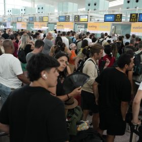 Frikë nga zgjerimi i luftës, izraelitët mbushin aeroportet për largim nga vendi