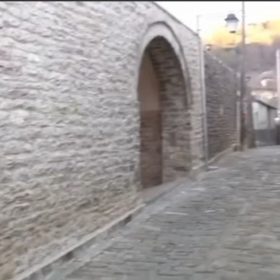 Shtëpia e Ismail Kadaresë në Gjirokastër “pushtohet” nga turistët