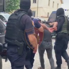 Shqipëri: Arrestohet drejtuesi i bandës kriminale, dërgonte drogë në Gjermani