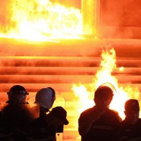 Shqipëri: Tensionohet protesta opozitare, molotov tek kryeministria