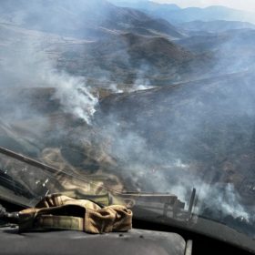 KFOR-i intervenon në shuarjen e zjarreve në Kosovë e Shqipëri