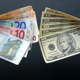 Pse euro po rritet shumë ndaj dollarit