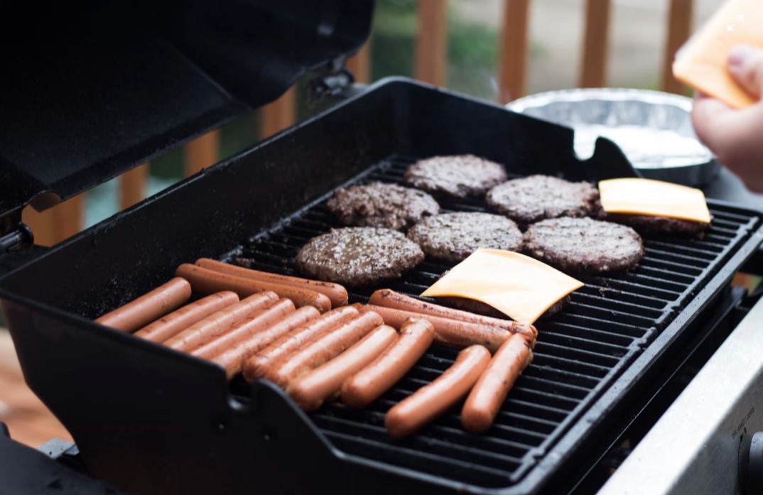 Shitësit me pakicë në Zvicër po promovojnë konsumin e mishit gjatë sezonit të BBQ-së