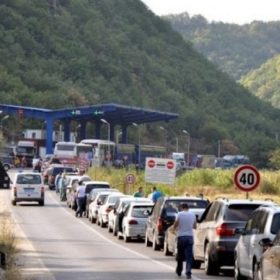 Pritje deri në 30 minuta te Dheu i Bardhë