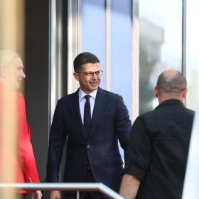 Ministri shqiptar i Mbrojtjes shkon te Kurti