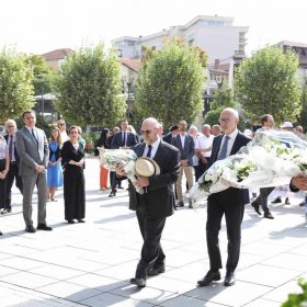 Zyrtarët nga Qeveria e Kosovës bën homazhe për të zhdukurit e Kosovës