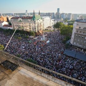 Protesta masive në Serbi kundër minierave të litiumit, policia largon protestuesit prej dy stacioneve hekurudhore