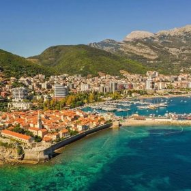 Familja shqiptare detyrohet nga serbët të largohet nga plazhi në Budva 