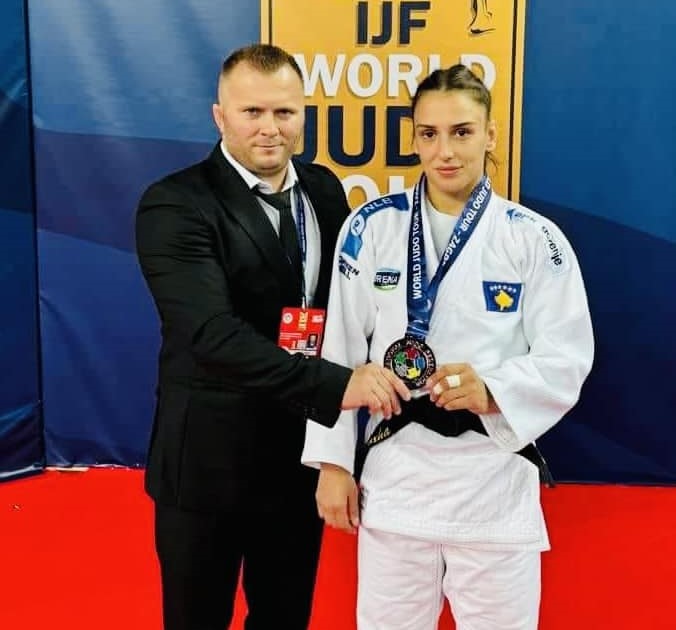 Flaka Loxha fiton medaljen e parë elitare