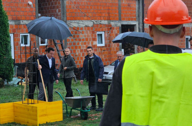 Kurti vendosi gurthemelin e stacionit të ri të policisë në Leshak