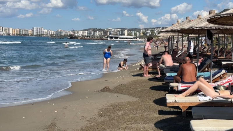 Vlora, e mbushur me turistë në shtator