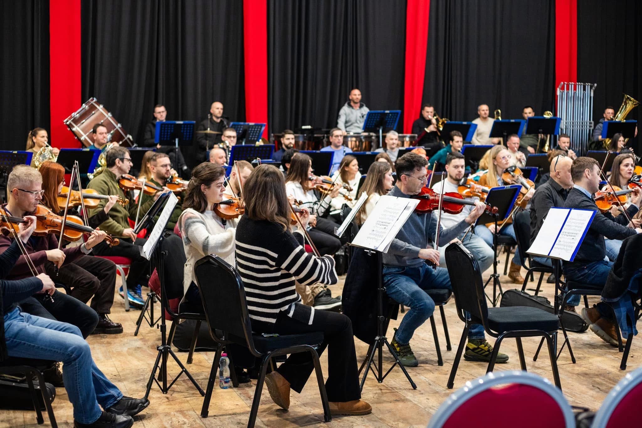 Orkestra e Filharmonisë së Kosovës nën drejtimin e dirigjentit italian Jacopo Sipari di Pescasseroli