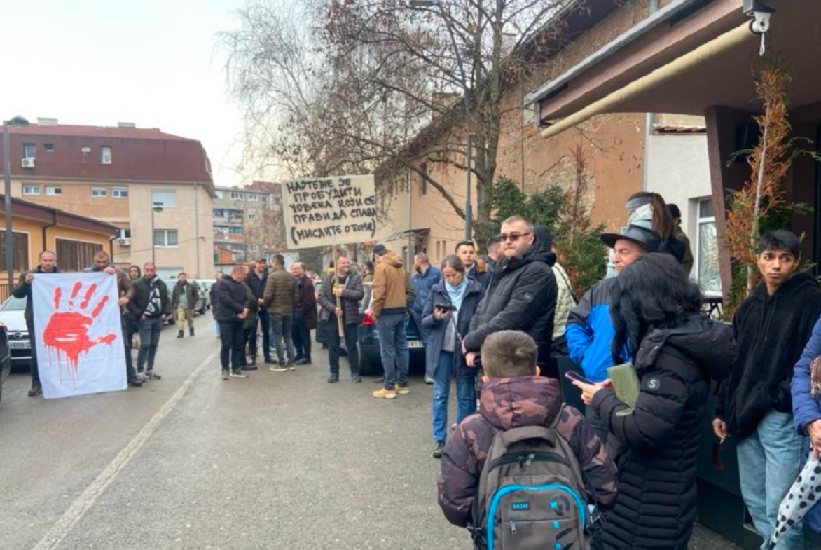 Serbët e veriut të Mitrovicës në mbështetje të protestës në Serbi