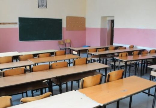 Prishtinë, 50 vjeçe në klasë të parë