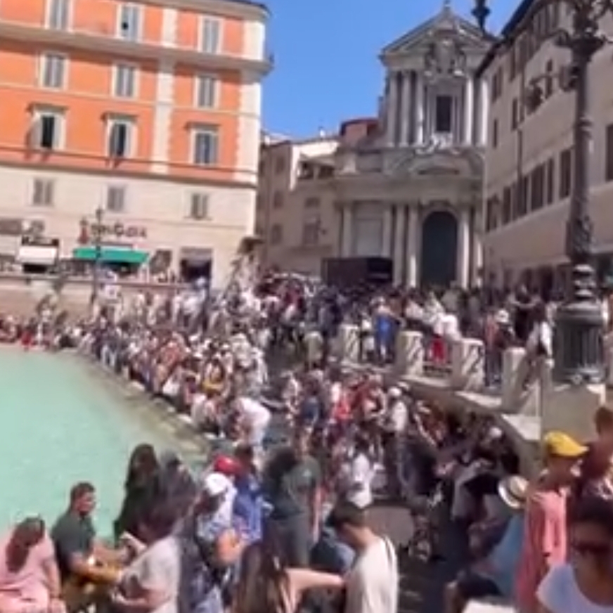 Tentoi të zhytej në Fontana di Trevi, skena e “La Dolce Vita” i kushton shtrenjtë turistit