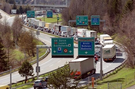 Kolonat në Gothard shkruan deri në 15 kilometra